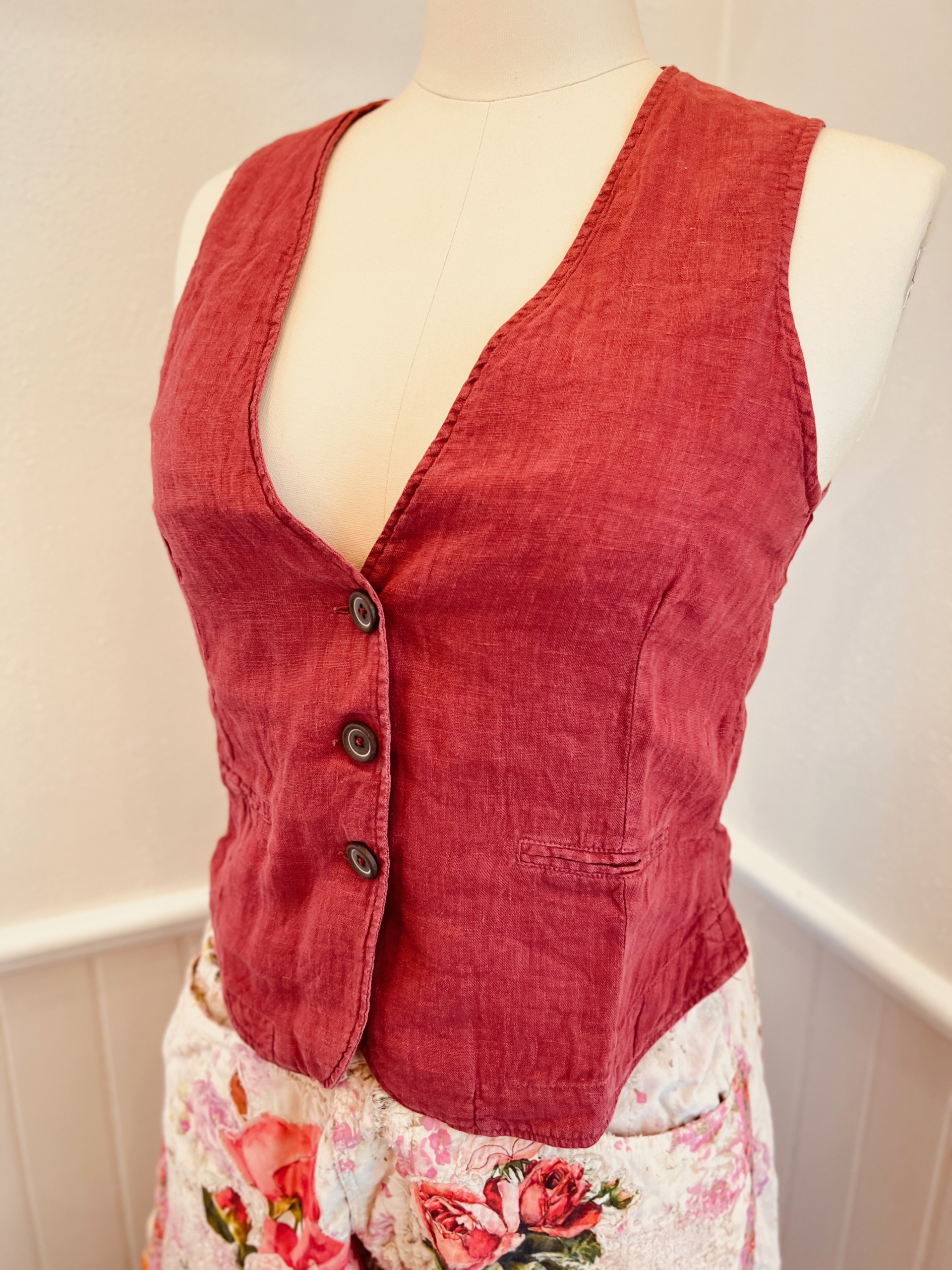 By Basics Linen Own Vest in Earth Red