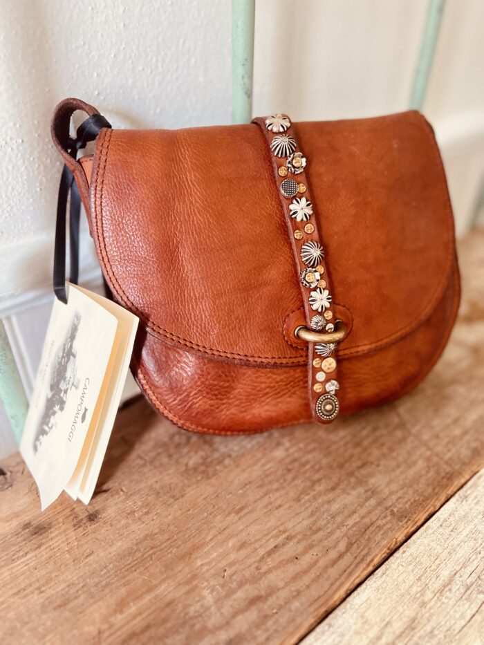 Campomaggi Italian Leather Linda Tracollina Media Crossbody bag in Cognac Item # C021030ND/X1253/C1502