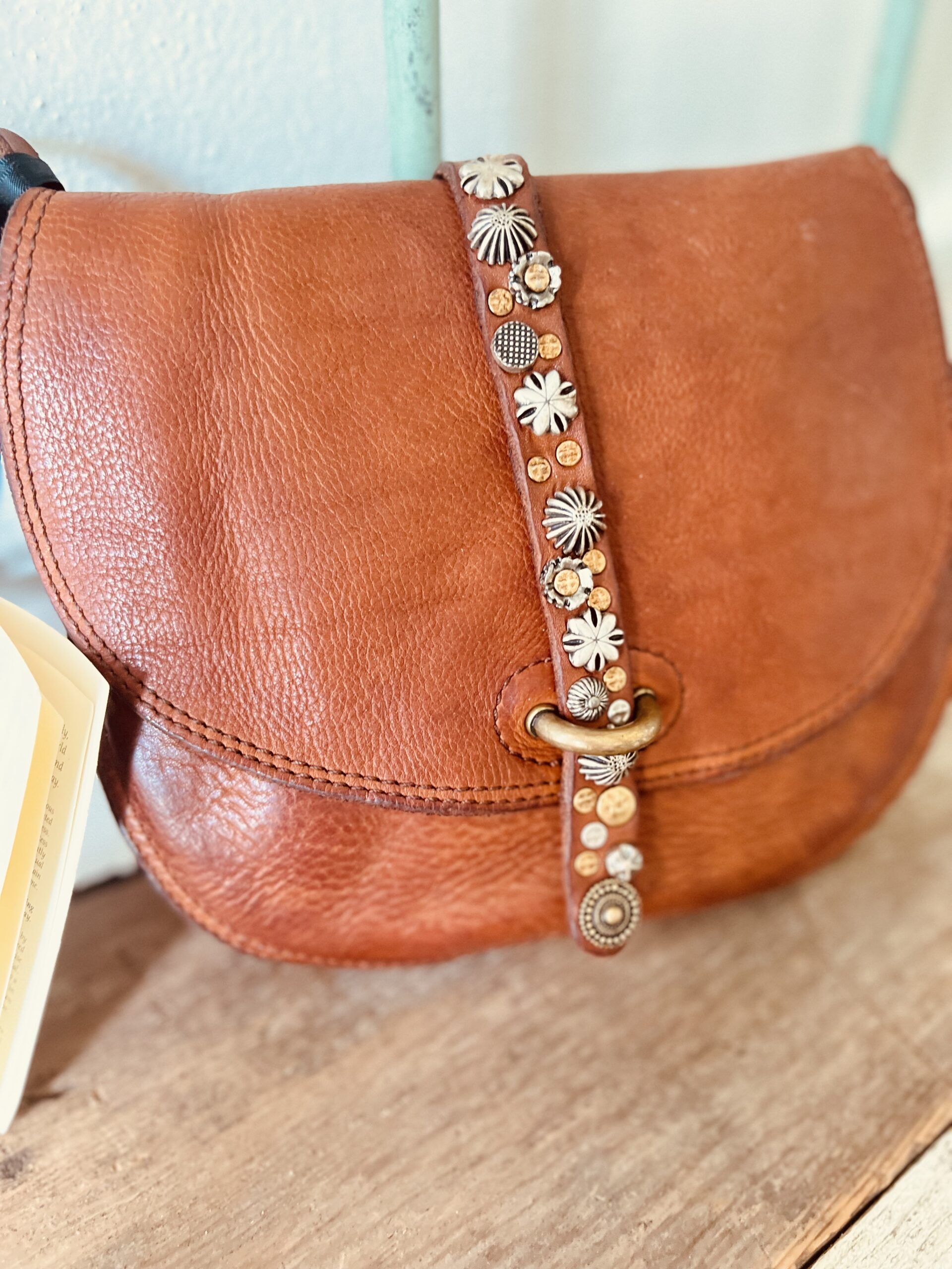 Campomaggi Italian Leather Linda Tracollina Media Crossbody bag in Cognac Item # C021030ND/X1253/C1502